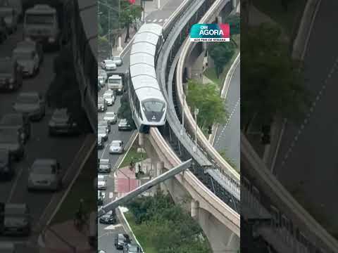 Guindaste cai sobre monotrilho e trem bate na estrutura em São Paulo