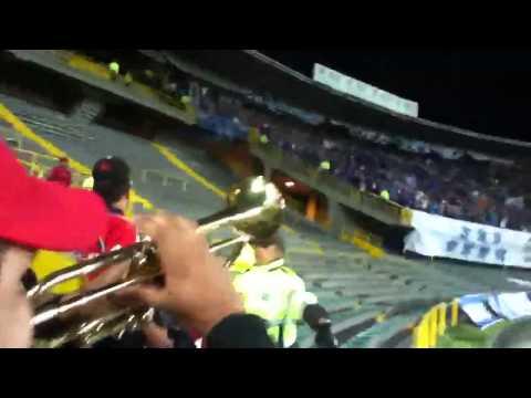 "Entrada de la murga del indigente en Bogotá" Barra: Rexixtenxia Norte &bull; Club: Independiente Medellín