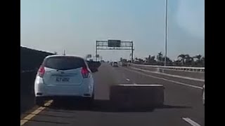 [討論] 國道撞冰箱