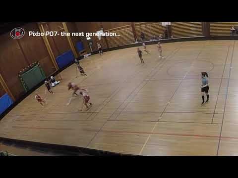 Emil#93 tacklar tveksamt en i ryggen och drar sen upp den i krysset    Pixbo P07