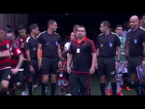 Jogadores do Flamengo entram com bandeira e a fincam no gramado.