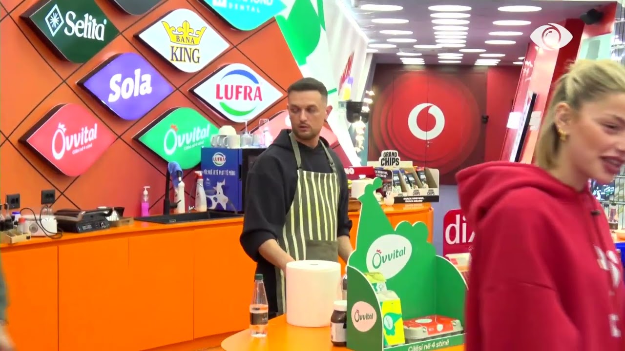 Rogerti dhe Shëndriti gatuajnë në kuzhinë, banori hedh brumin në kosh