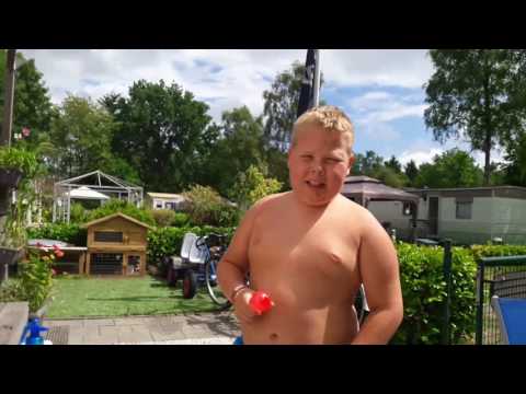 Waterballonen kapot bijten  jeremy tegen daan