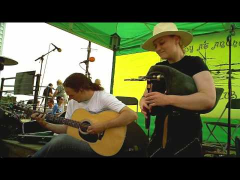 Vicki Swan & Jonny Dyer - Scottish Smallpipes tunes (live at Leigh Folk Festival 2009)