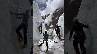 Climbers face sudden avalanche! 😳🫣  -  🎥 BVIRAL / redddlong