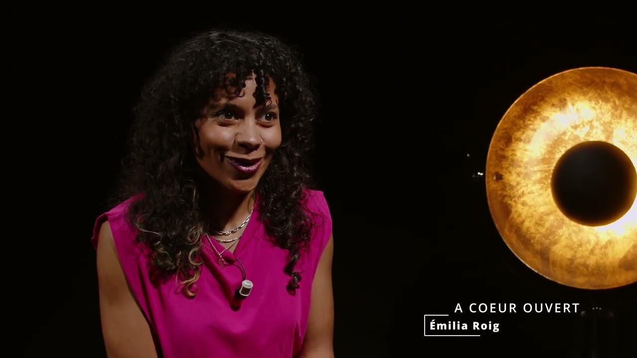 Émilia Roig explore l’intersectionnalité et les inégalités de notre système dans ‘À Cœur Ouvert’