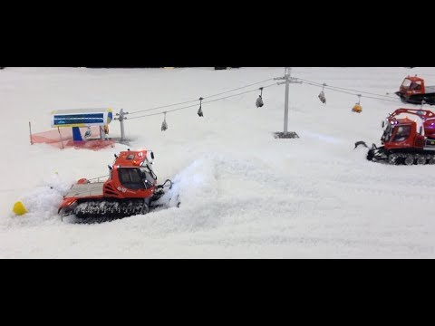 RC piste bulli op de besneeuwde alpenwei /  auf der verschneiten Almwiese.