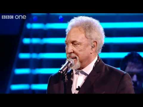 Sir Tom and Leanne duet 'Mama Told Me Not To Come' - The Voice UK - Live Final - BBC