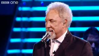 Sir Tom and Leanne duet &#39;Mama Told Me Not To Come&#39; - The Voice UK - Live Final - BBC One