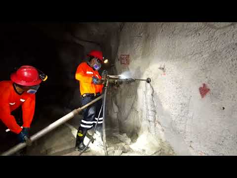 demostración de perforación con máquina Jack leg Maestro y ayudante en mina subterráneo