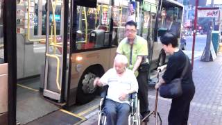 九巴車長協助輪椅乘客下車