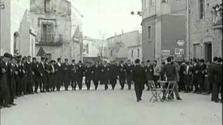 preview picture of video 'Mamuthones e Issohadores di Mamoiada in sfilata nel 1965'