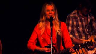 Elizabeth Cook performs Rock and Roll Man