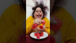 انا مناكلش الفراوله غير كده