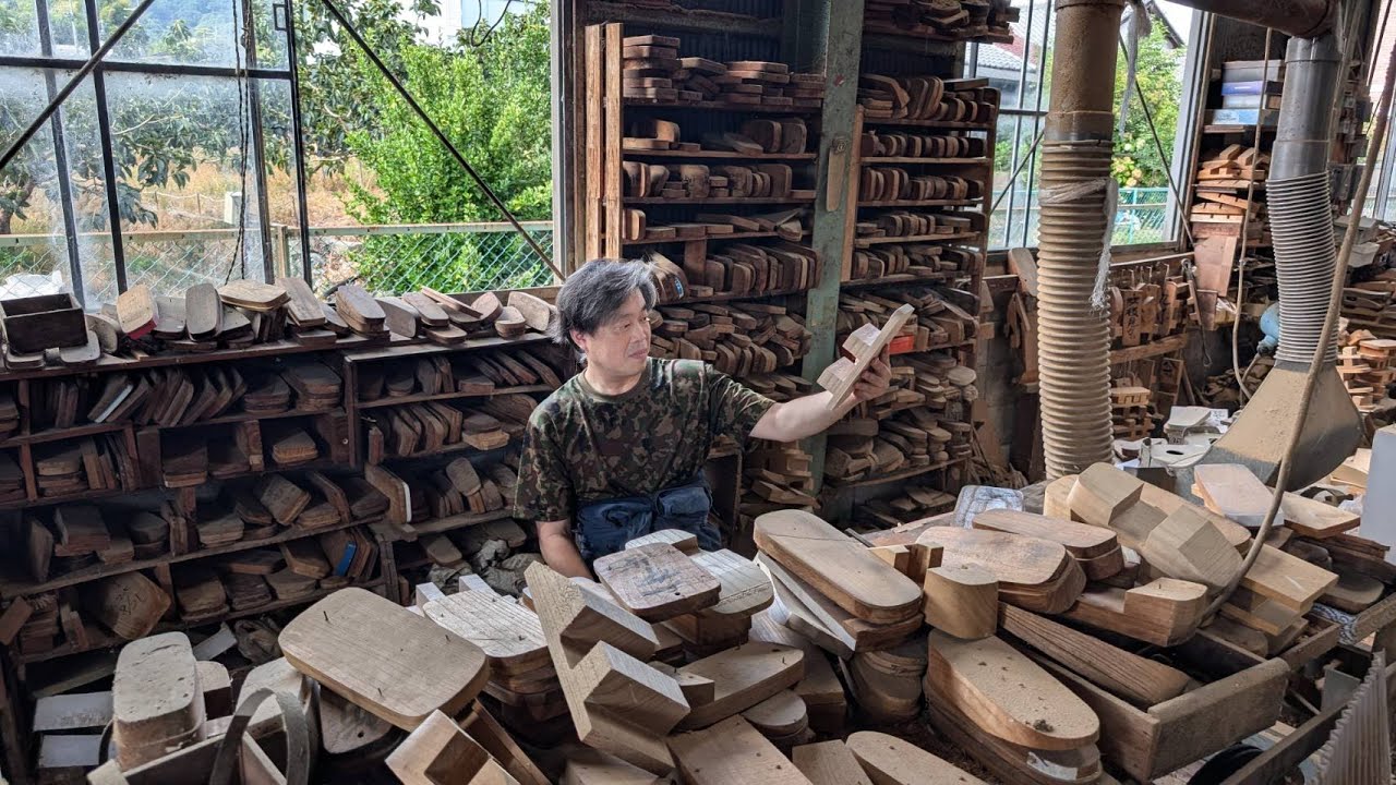 The Process of Making a Japanese Wooden Clogs. A Workshop with 100 Years of History.