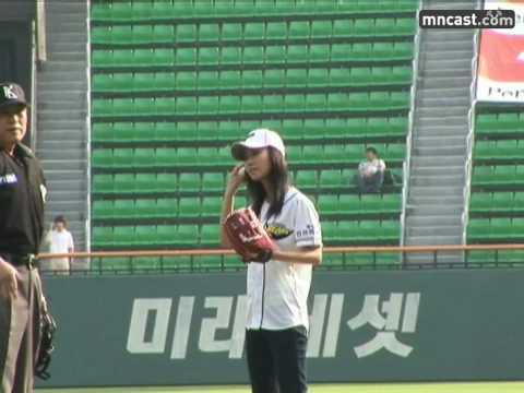 Yuri & Sooyoung (SNSD) First Pitch : Behind 1 , Doosan vs Kia Aug15.2007 GIRLS' GENERATION 720p HD