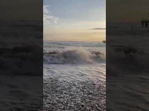 волна на пляже- купаться запрещено !