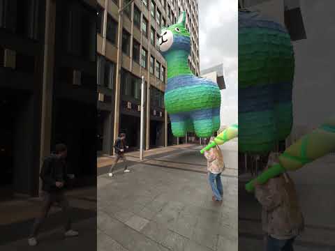 a game where you can’t loose 🦙 #game #pinata #party #sweets #quirks #mysterygift #mixedreality #ar