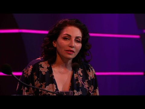 Nazmiye draagt gedicht voor over de rode schoenen op de dam | De Vooravond