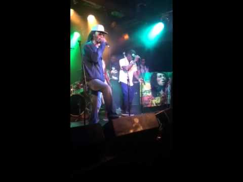 Faya-Milla live met stontie crew.