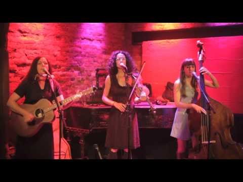 Jan Bell and The Maybelles play 'Dusty Boxcar Wall'