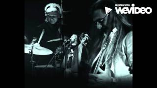 klincek stoji pod oblokom