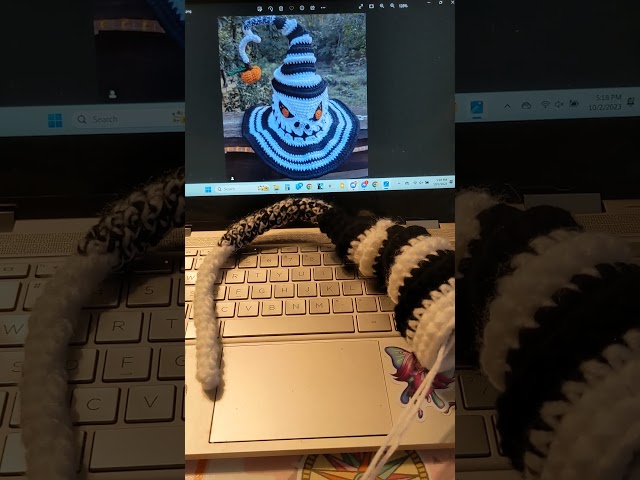 Vídeo relacionado con Disney The Nightmare Before Christmas Sudadera con Capucha de Manta Unisex | Jersey de Rayas para Adulto en Negro con el Personaje de Jack Skellington | Loungewear con Capucha y Forro de Sherpa