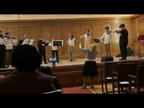 Ansamblul de viori „Crescendo” CNAOB Iasi, prof. Nina Munteanu.