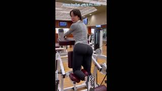 Veronica Perasso entrenando hamstrings en el gym