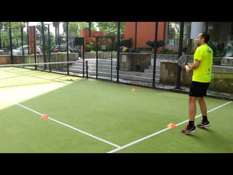 R.P cubriendo el paño en padel.