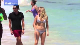 Ellie Goulding shows off her athletic figure during beach trip