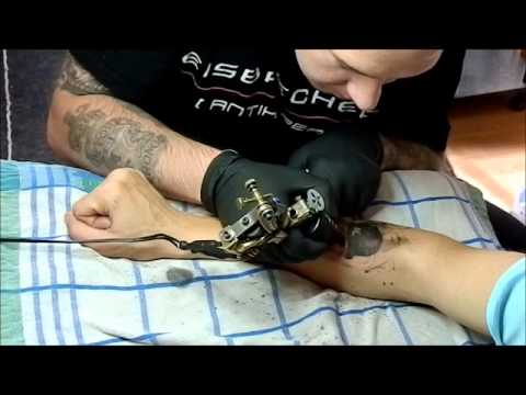 Dr. Sud bekommt ein Tattoo