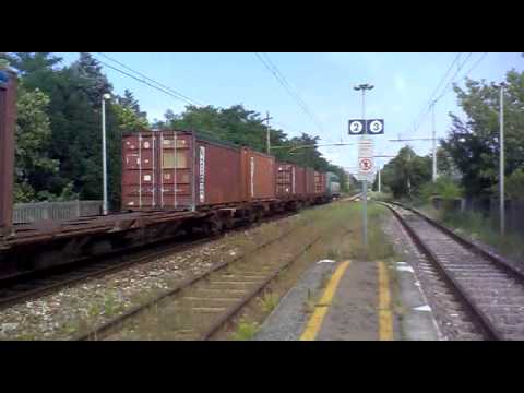 E 405 con treno merci in transito a Palazzolo s/O