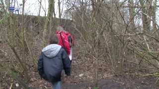 preview picture of video 'Kinderen vinden grafsteen in bos Staphorst'