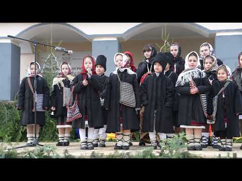 Datini și obiceiuri de iarnă din comuna Mălini. Spectacol organizat în ajunul Anului Nou