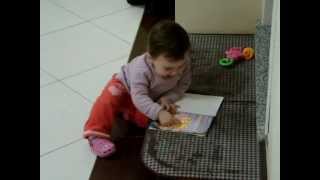 preview picture of video 'Nosso bebê lendo um livro'