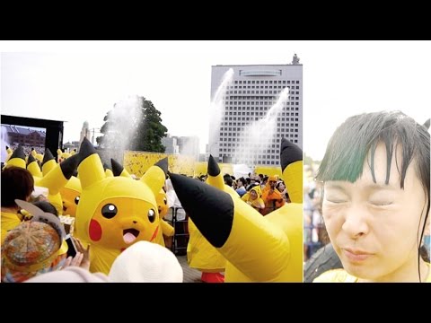 #2 Surprise des méga splashs [Pikachu Outbreak! Yokohama 2016] Pikachu en imperméable & canons à eau Video