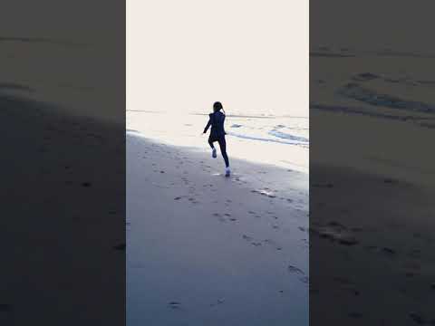 Amira Tahri doing HIIT training on the beach in The Hague