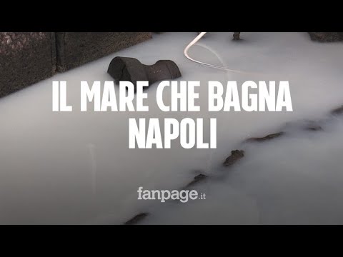 Napoli, l'acqua del lungomare diventa bianca: possibile disastro ambientale