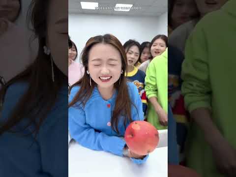 切苹果挑战，哈哈太难了 #搞笑 #办公室搞笑 #内容过于真实