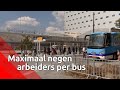 Er mogen maar negen arbeiders in één bus.