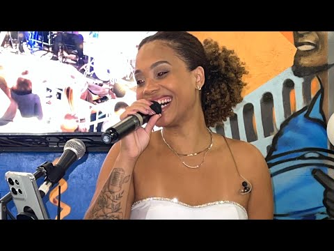 Jessica Martins canta A loba e Você me vira a cabeça de Alcione .