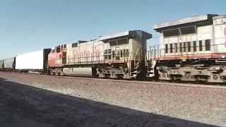 preview picture of video 'BNSF 5365 E and BNSF 8241 E @ Wasco [HD]'