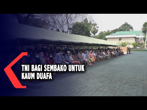 TNI bagi sembako untuk kaum duafa