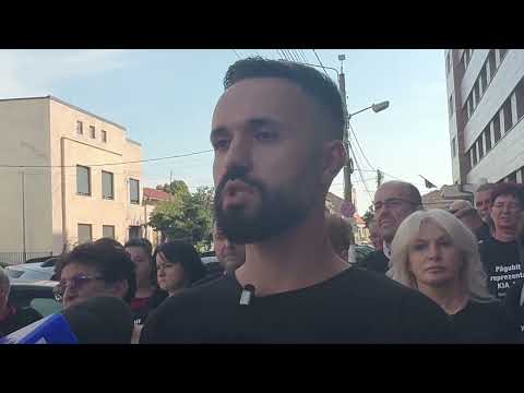 Reprezentanții KIA România au fost audiați la Arad în dosarul de înșelăciune | Zeci de păgubiți s-au adunat în fața sediului Poliției purtând tricouri personalizate cu suma pe care au achitat-o dealerului auto pentru mașinile pe care nu le-au mai primit