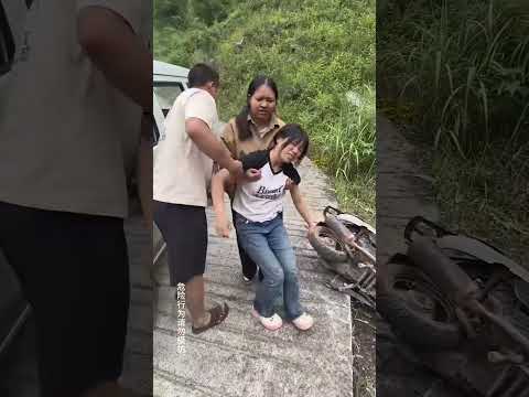 母女俩险些掉下臭水坑，多亏了路人的帮助！#kindness #inspiration #helpothers #viral