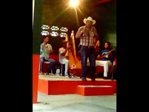 Edwin Mirabal canta en vivo