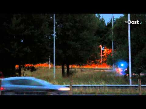 Oprit van snelweg A1 in Hengelo dicht, omdat er een auto in het water is beland