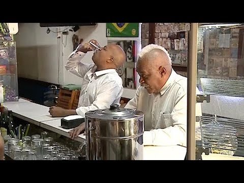 Bêbado cospe pinga na galera e quase apanha