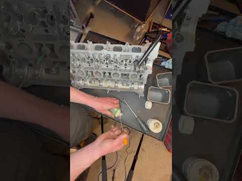 How to install valve keepers on a VW/Audi cylinder head! #valve #cylinderhead #mechanic #diy #howto